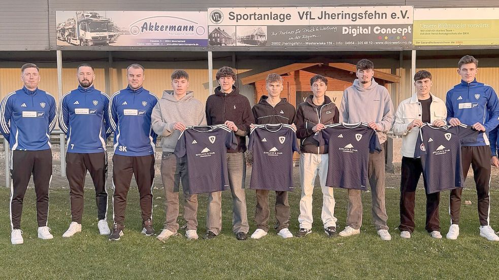 Gruppenbild mit dem neuen Trainer Dennis Fischer (links) seinen Co-Trainern, den Neuzugängen und Verantwortlichen. Foto: Verein