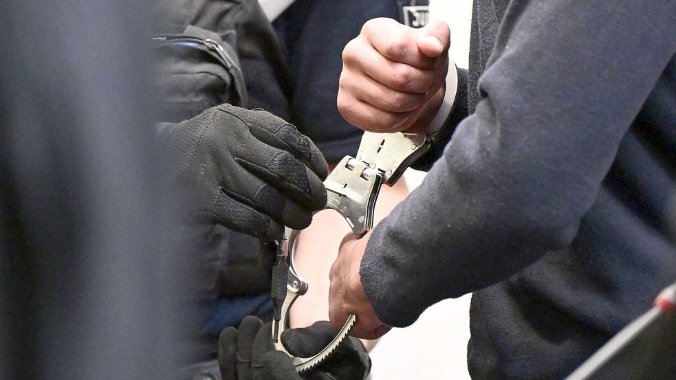 Die Angeklagten wollen sich erst später zu den Vorwürfen äußern. Foto: Bernd Weißbrod