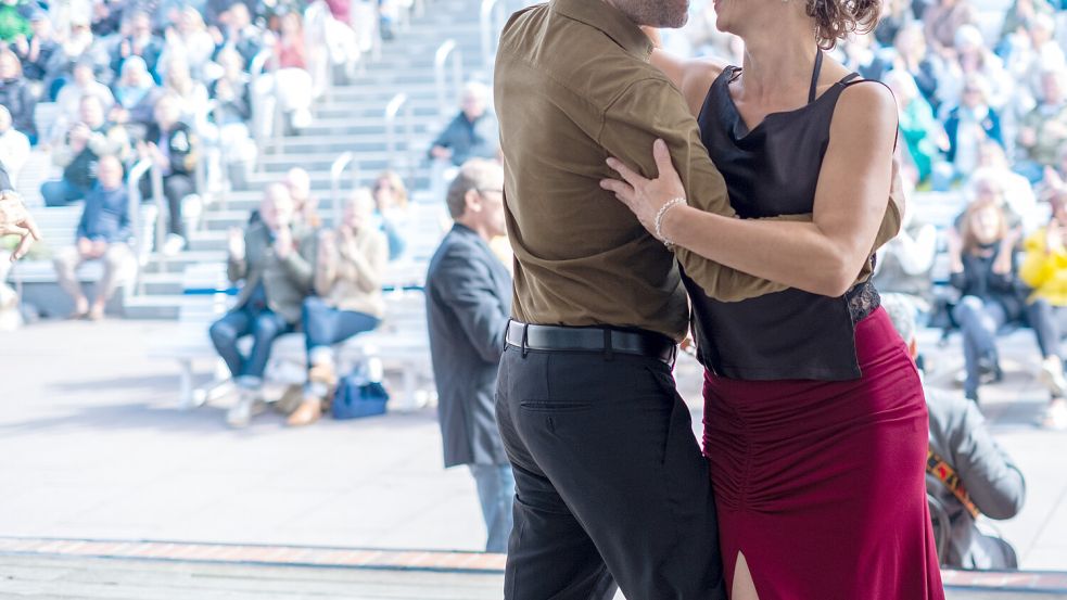 Feuriger Tanz auf großer Bühne: Ina Behrendsen (Julia Brendler) und Hinnerk Feldmann (Oliver Wnuk) harmonieren nicht nur als Ermittlerpaar ganz wunderbar, sondern liefern auch vor viel Publikum eine tolle Tango-Vorstellung in der Musikmuschel ab. Foto: ZDF/Manju Sawhney