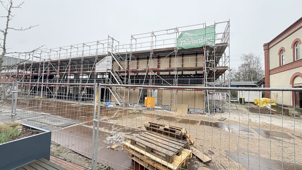 Die Arbeiten an der Fahrradstation am Bahnhof in Leer laufen. Foto: Jonas Bothe