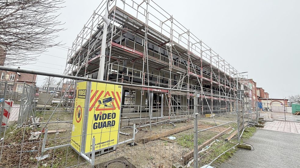 Das Gerüst, das die Fahrradstation in Leer umgibt, soll bald weichen. Foto: Jonas Bothe