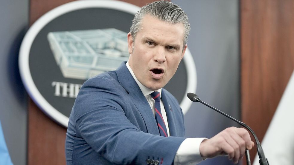 US-Verteidigungsminister Pete Hegseth äußert sich zum Krieg mit dem Iran. (Archivbild) Foto: Mark Schiefelbein/AP/dpa