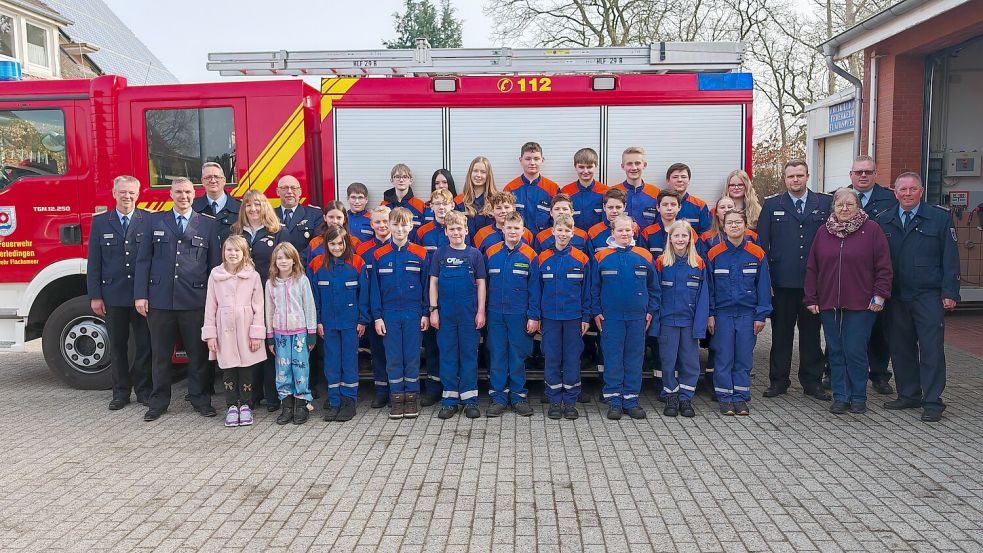 Auf dem Foto (v.l.n.r.) sind zu sehen: Stellv. Gemeindebrandmeister Joachim Lassahn, Ortsbrandmeister der Feuerwehr Steenfelde Marcel Fischer, Gemeindebrandmeister Frank Harms, Gemeindejugendfeuerwehrwartin Janina Brink, Jugendfeuerwehrwart und stellv. Gemeindejugendfeuerwehrwart Heinz-Otto Heyen, die Mitglieder der Jugendfeuerwehr Flachsmeer, stellv. Jugendfeuerwehrwart Brian Lüppens, Feuerwehrausschussvorsitzende Gaby Ostholthoff, Kreisjugendfeuerwehrwart Timo Smit, Ortsbrandmeister Flachsmeer Andre Westermann. Foto: Feuerwehr