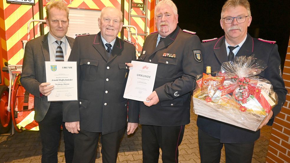 Arnold Hoffschnieder wurde für 70-jährige Mitgliedschaft in der Freiwilligen Feuerwehr ausgezeichnet. Vertreter der Gemeinde, Feuerwehrführung und die Kameraden gratulierten recht herzlich. Das Foto zeigt (von links) Rhauderfehns Bürgermeister Geert Müller, Arnold Hoffschnieder, Gemeindebrandmeister Oskar Gerdes und Klostermoors Ortsbrandmeister Alfred Willms. Foto: Holger Weers