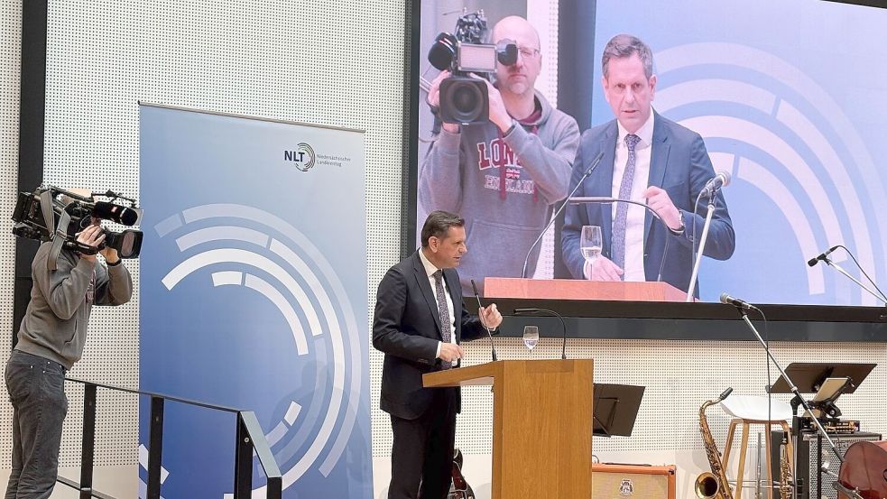 Appelliert an die Gemeinsamkeit von Land und Kommunen: Niedersachsens Ministerpräsident Olaf Lies (SPD) am Freitag, 13. März 2026, im Sparkassenforum in Leer. Foto: Martin Teschke