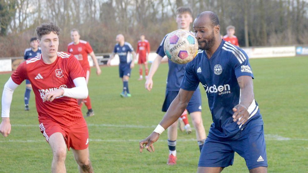 Die Ramsloher Mannschaft um Torjäger Kifuta Kiala Makangu (rechts) möchte unter Trainer Alket Zeqo noch viel erreichen. Foto: Holger Weers