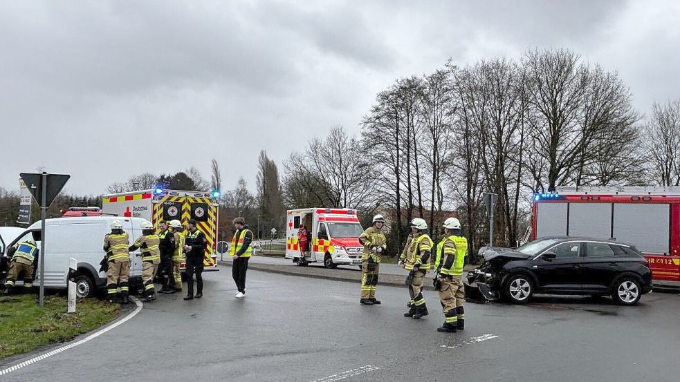 Bei einem Unfall in Ramsloh wurden drei Personen verletzt. Foto: Thomas Giehl/Feuerwehr