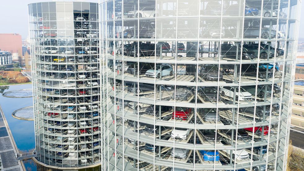 Blick auf die Autotürme in Wolfsburg: Die Markenvielfalt von Volkswagen ist in Europa bislang unerreicht. Foto: Julian Stratenschulte/dpa