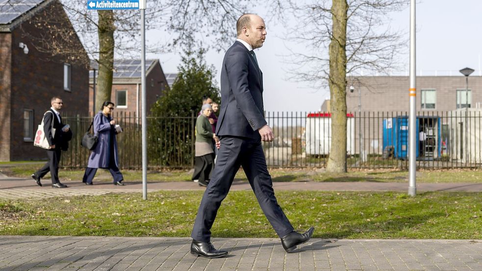 Bart van den Brink, seit Februar neuer Asylminister der Niederlande, war zum Antrittsbesuch im Anmeldezentrum für Flüchtlinge in Ter Apel. Die Einrichtung an der deutschen Grenze ist regelmäßig überfüllt. Foto: Remko de Waal/ANP/Imago Images