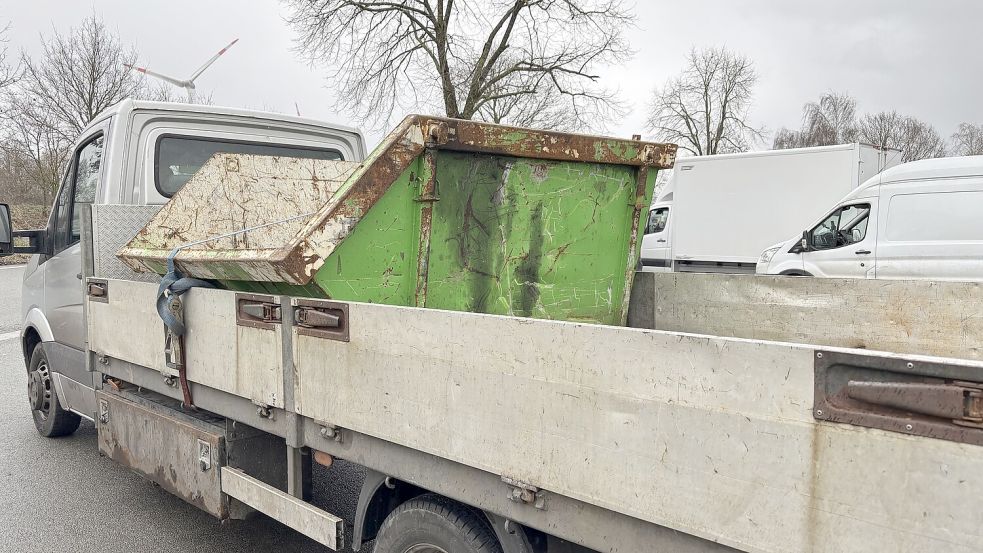Die Beamten kontrollierten auch die Ladungssicherung in und auf den Fahrzeugen. Foto: Jonas Bothe