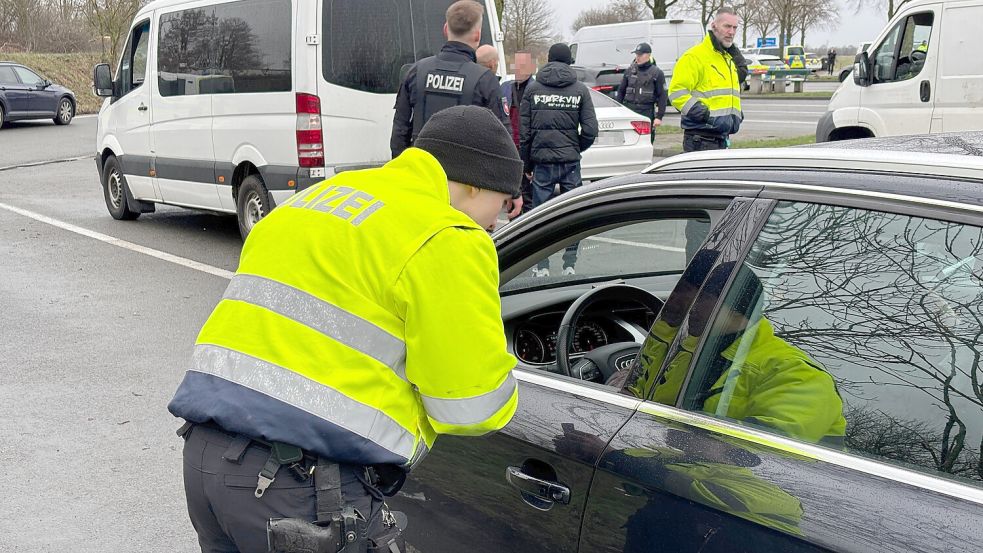 Dutzende Beamte sind an der Kontrolle im Einsatz. Foto: Jonas Bothe