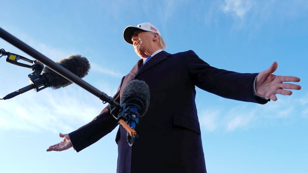 Die USA haben den Iran laut Trump erneut angegriffen. Foto: Mark Schiefelbein/AP/dpa