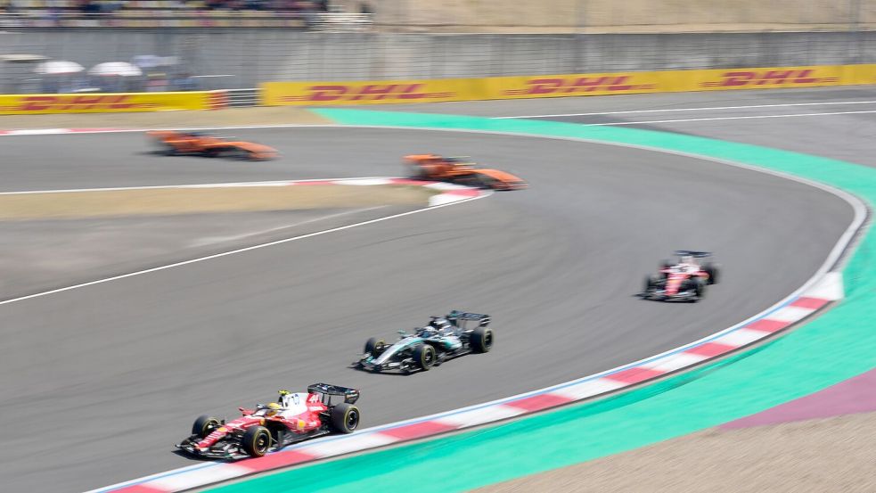 Lewis Hamilton (l) kann den Vorjahressieg im Shanghai-Sprint nicht wiederholen. Foto: Vincent Thian/AP/dpa