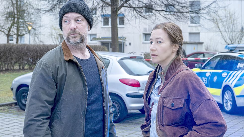 Ratlos: Kommissar Dennis Eden (Stephan Zinner) und Kommissarin Cris Blohm (Johanna Wokalek) an einem neuen Unfallort. Foto: © BR/die film gmbh/Susanne Bernhard
