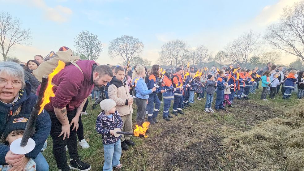 Viele Besucherinnen und Besucher kommen in Flachsmeer zum Osterfeuer zusammen. Foto: Feuerwehr Flachsmeer