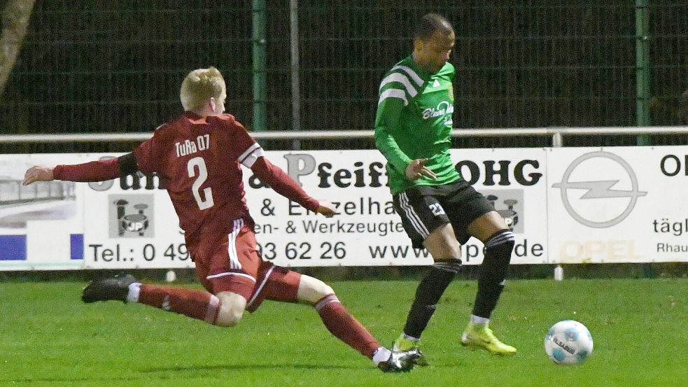 Brayan Asprilla (rechts) hatte als Doppeltorschütze entscheidenden Anteil am Pewsum-Sieg bei TuRa. Foto: Hans Damm