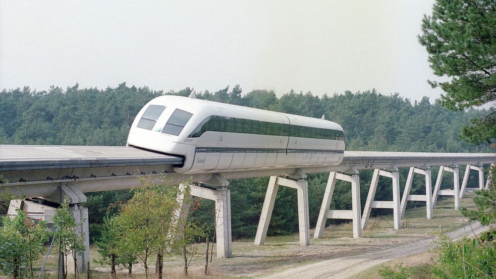 Obwohl er zum Flop wurde, ist der Transrapid unvergessen. Hier auf der Versuchsanlage Emsland bei Lathen. Foto: imago/sepp spiegl
