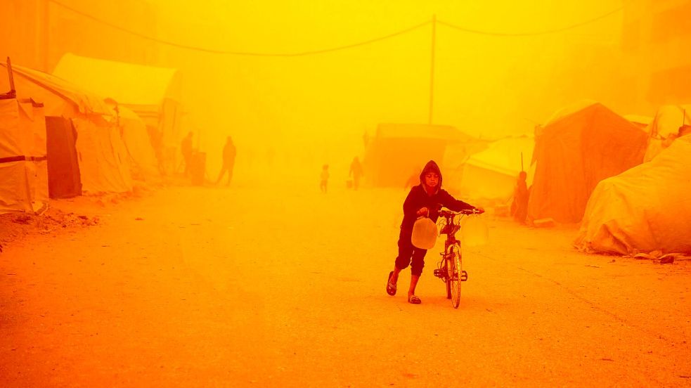 Sandstürme kommen in der Region nicht selten vor, aber dieses Mal ist der Sturm besonders stark. Foto: Abdel Kareem Hana/AP/dpa