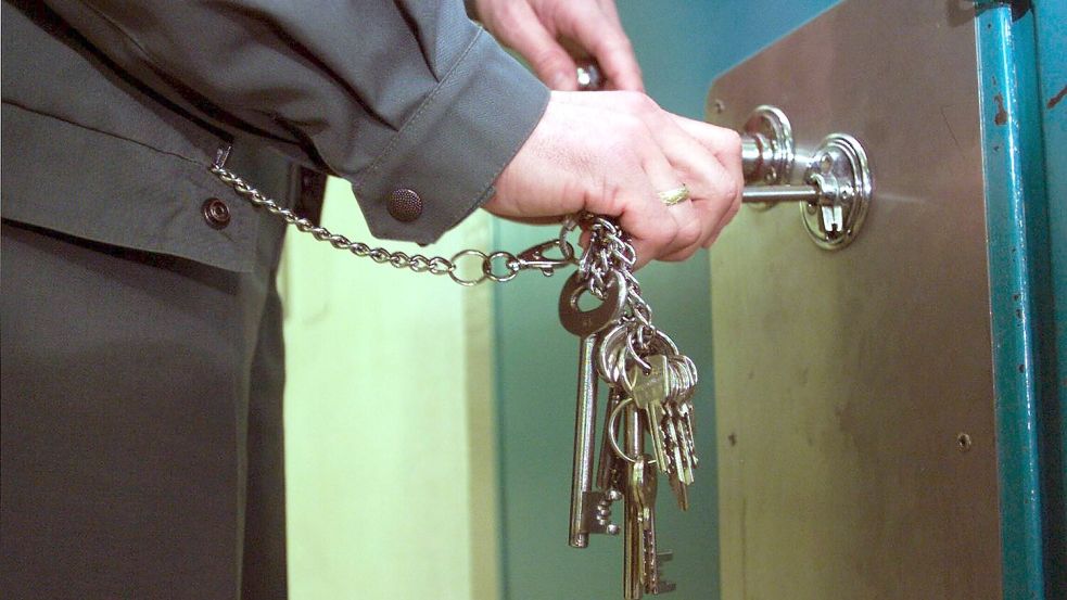 Inhaftierte in Deutschland haben ein Recht darauf, ihre Kinder zu sehen. Aber wie läuft so ein Besuch ab? Foto: IMAGO / Winfried Rothermel