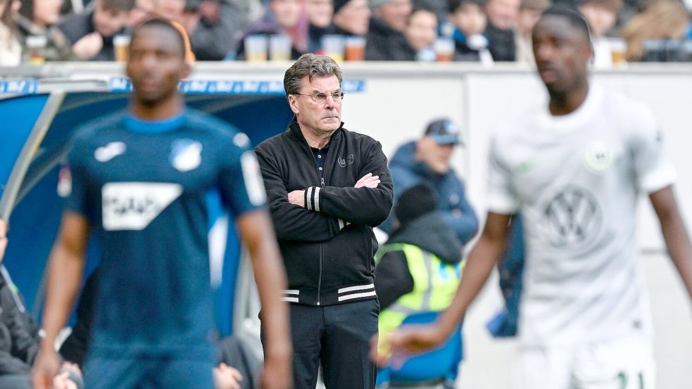 Dieter Hecking (M) bei seinem Comeback als Bundesliga-Trainer. Foto: Uwe Anspach