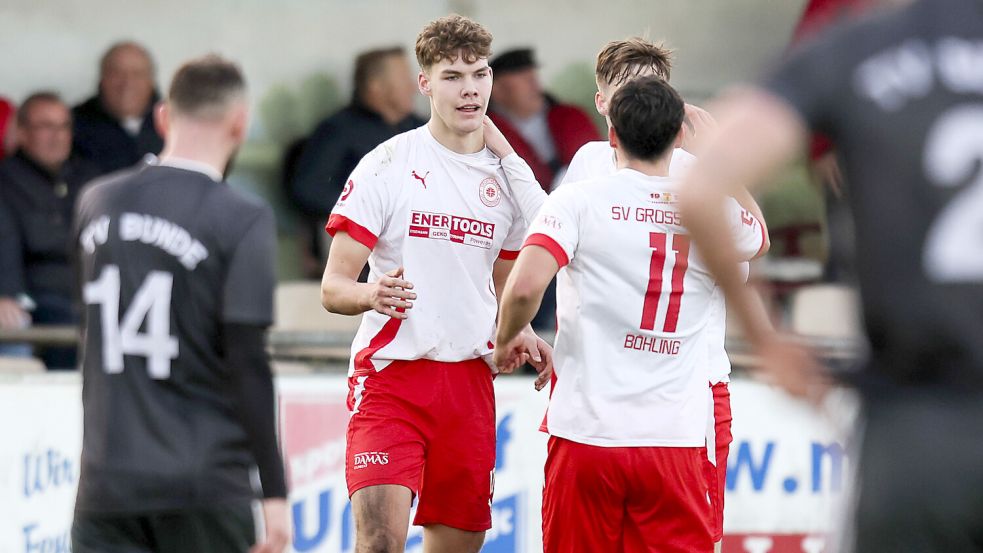 Klaas Bikker (links im weißen Trikot) durfte am Samstag gegen den TV Bunde sechs eigene Treffer bejubeln. Archivfoto: Jens Doden, Emden