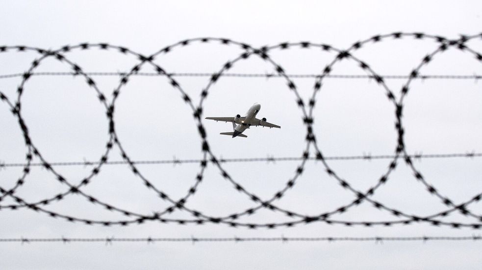 Viele EU-Staaten wollen mehr abgelehnte Asylbewerber abschieben und warten dafür auf Regelverschärfungen. (Symbolbild) Foto: Julian Stratenschulte