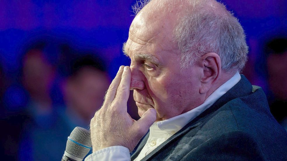 Bayern Münchens Ehrenpräsident Uli Hoeneß kritisiert die Leistung des Schiedsrichters scharf. (Archivbild) Foto: Peter Kneffel/dpa