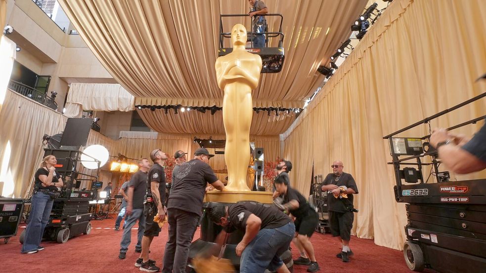 Der rote Teppich wird für die Oscar-Gäste dekoriert. Foto: Gregory Bull/AP/dpa