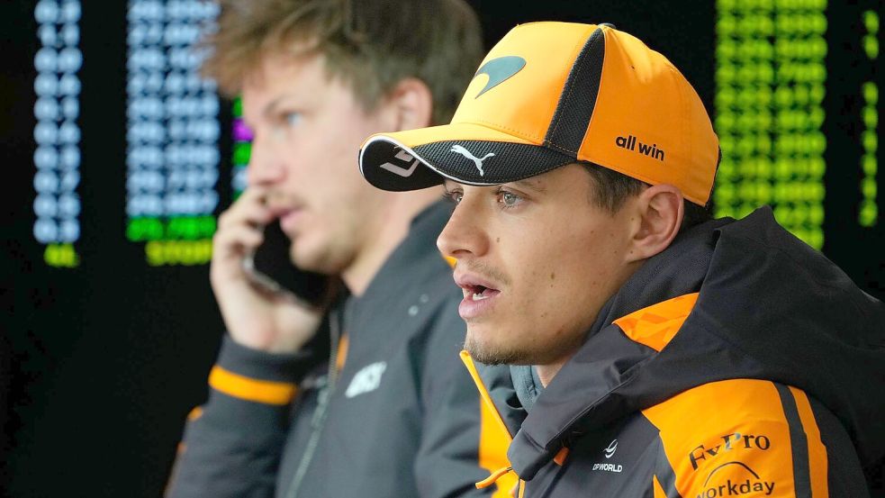 Lando Norris kann in Shanghai gar nicht losfahren. Foto: Vincent Thian/AP/dpa