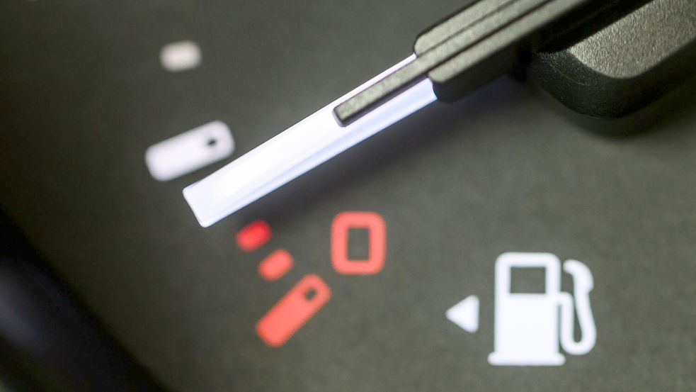 Wer tanken muss, zahlt im Schnitt über zwei Euro. (Archivbild) Foto: Robert Michael