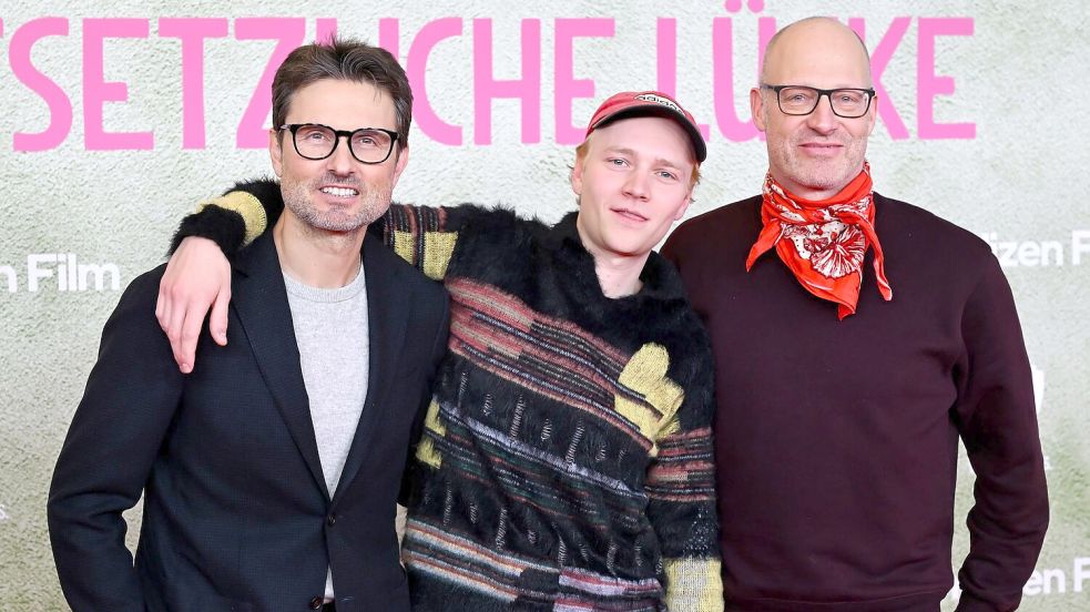 Eine Million Menschen haben die Tragikomödie mit Bruno Alexander (M) mittlerweile gesehen, die Simon Verhoeven (l) inszeniert hat nach einem Roman von Joachim Meyerhoff (r). (Archivbild) Foto: Sven Hoppe