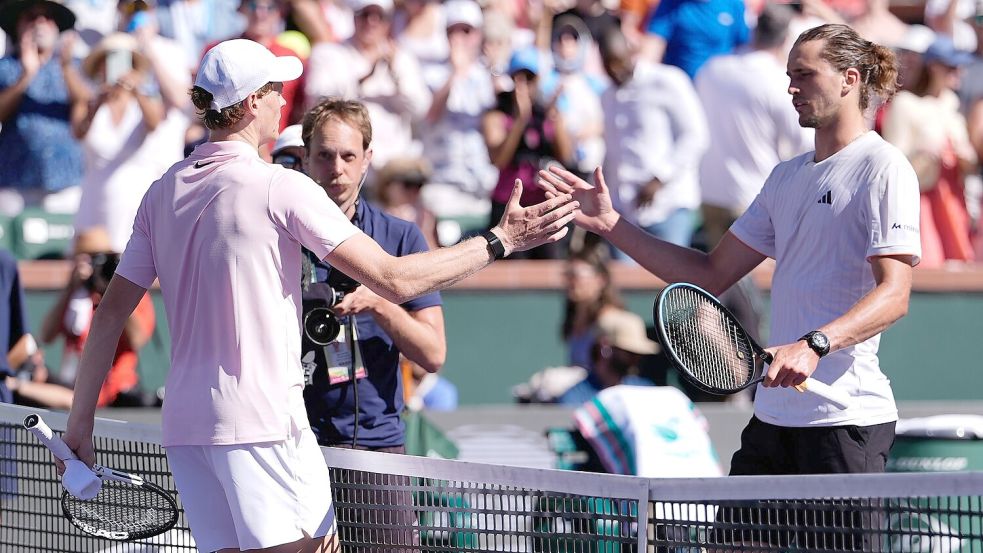 Chancenlos gegen Jannik Sinner (l): Der deutsche Tennisprofi Alexander Zverev. Foto: Mark J. Terrill/AP/dpa