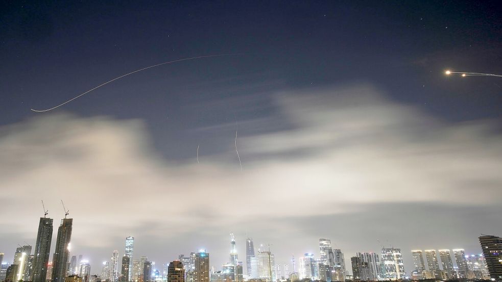 Raketenabwehr feuert, um Raketen aus dem Iran über Tel Aviv abzufangen. Foto: Ohad Zwigenberg/AP/dpa