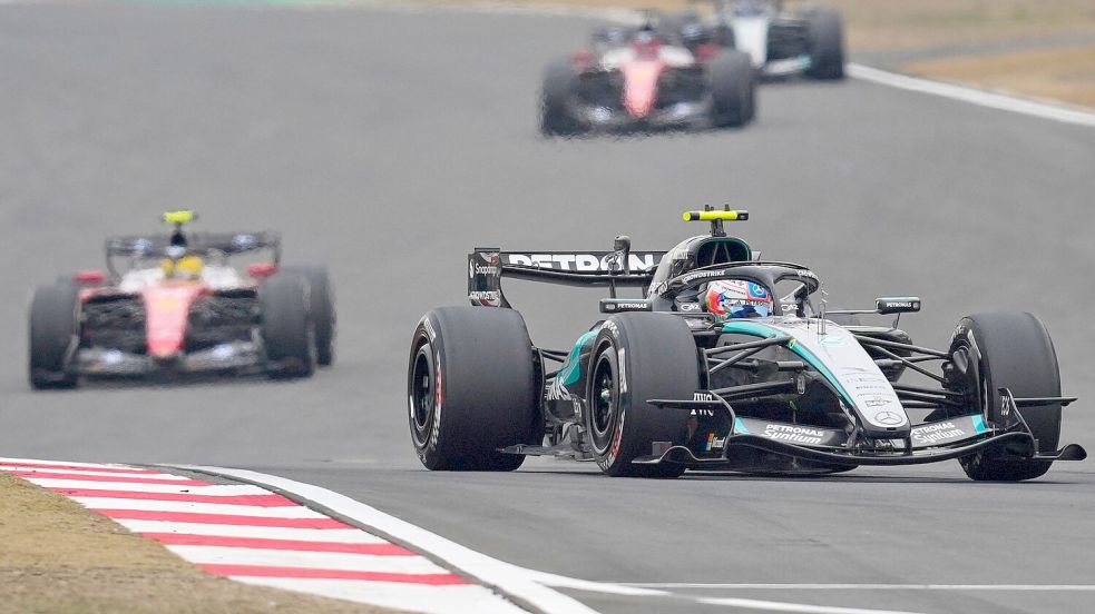 Erst Pole, dann auch Sieg: Kimi Antonelli genießt sein Shanghai-Wochenende. Foto: Vincent Thian/AP/dpa