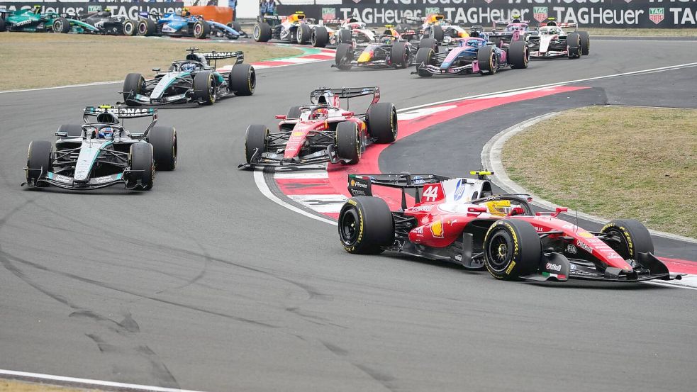 Lewis Hamilton führt das Feld in die erste Kurve. Foto: Vincent Thian/AP/dpa