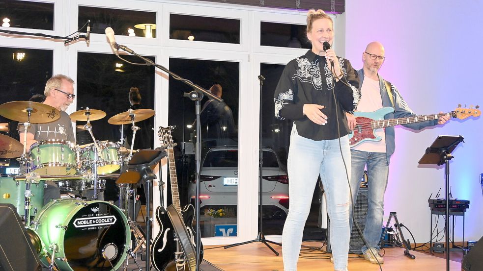 Sängerin Barbara Miedza stand am Sonnabend zusammen mit Till Simon (Gesang, Klavier, Gitarre), Matthias Lütgen (Bass) und Herbert Führs (Schlagzeug) auf der Bühne im Fehntjer Forum. Die Band Pepper & Soul interpretierte Klassiker neu. Foto: Holger Weers