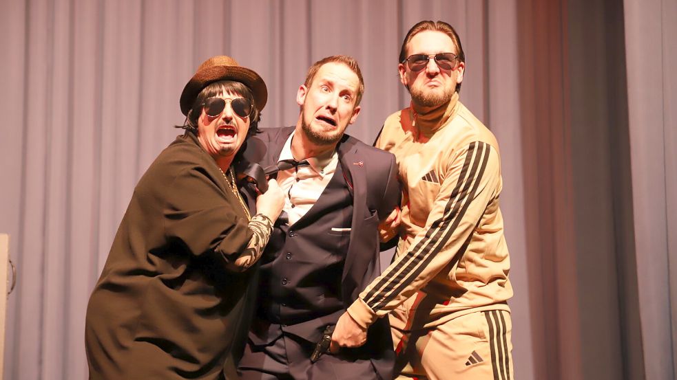 Die Laienschauspieler der Barßeler Theatergruppe „Text-Fest“ überzeugten bei der Aufführung des Stück „Achtsam Morden“. Foto: Hans Passmann