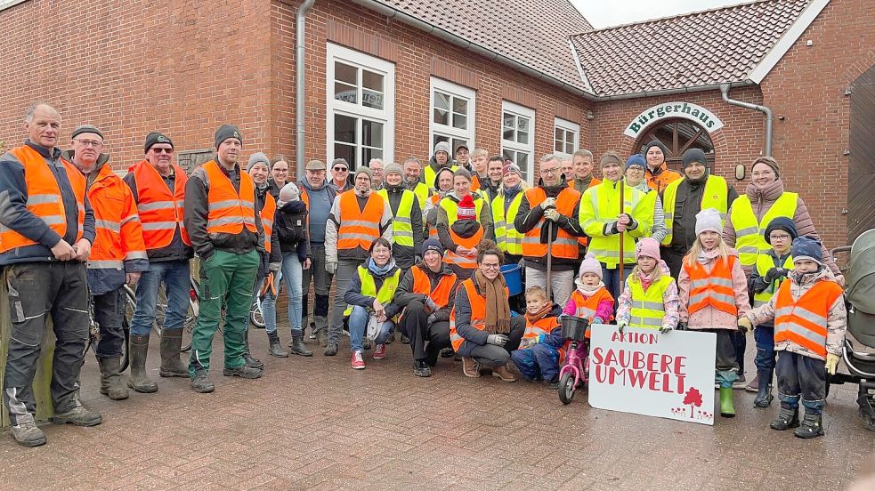 Ausgestattet mit Müllsäcken, Handschuhen und Eimern befreiten Freiwillige in Backemoor die Natur von Müll. Foto: Clarissa Scherzer