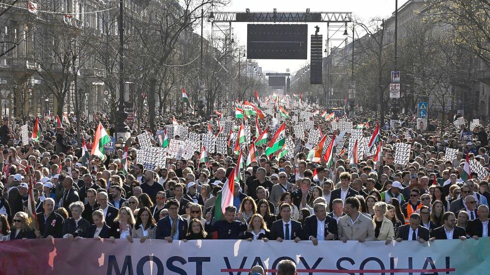Menschen in riesiger Zahl folgten dem Aufruf von Oppositionsführer Peter Maygar zu einem „Nationalen Marsch für die Systemwende“. Foto: Denes Erdos/AP/dpa