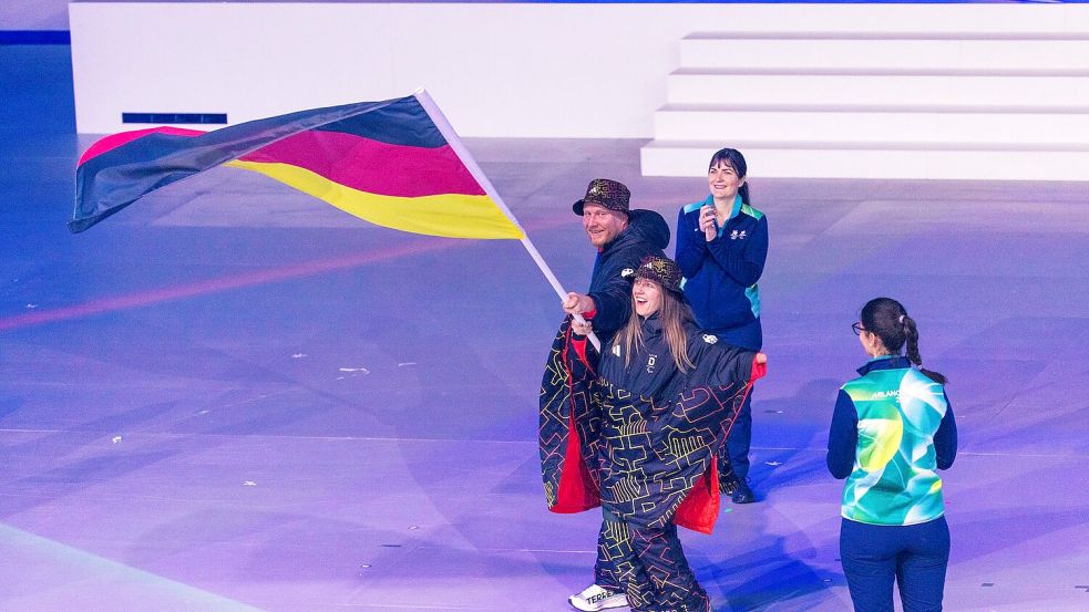 Die deutschen Fahnenträger Christoph Schmiedt und Andrea Rothfuss. Foto: Philipp von Ditfurth/dpa