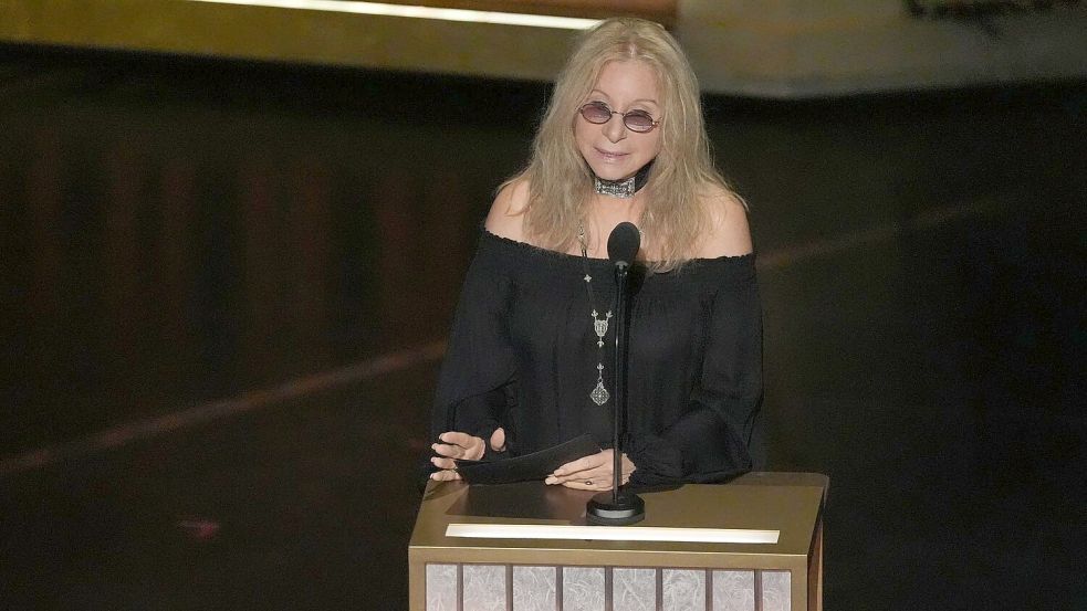 Barbra Streisand erinnert an Robert Redford. Foto: Chris Pizzello/Invision/AP/dpa