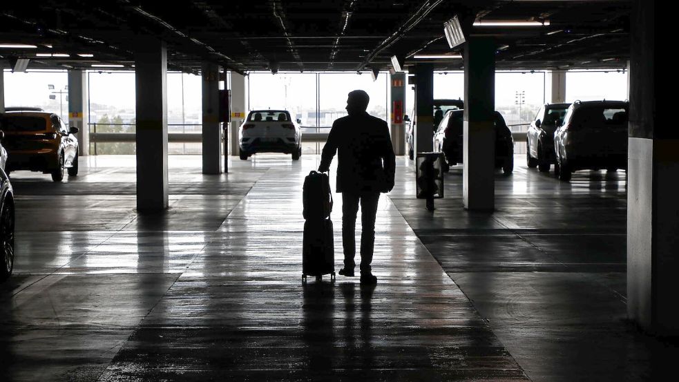 Das Parkhaus einer Autovermietung. Mietwagen werden über Ostern in Deutschland teurer sein als im Vorjahr, in etlichen anderen Ländern jedoch günstiger. (Symbolbild) Foto: Clara Margais