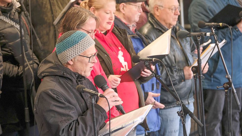 Der „abseits“-Chor hier beim Friedenssingen auf dem Rathausplatz im Oktober 2025. Foto: Thomas Osterfeld