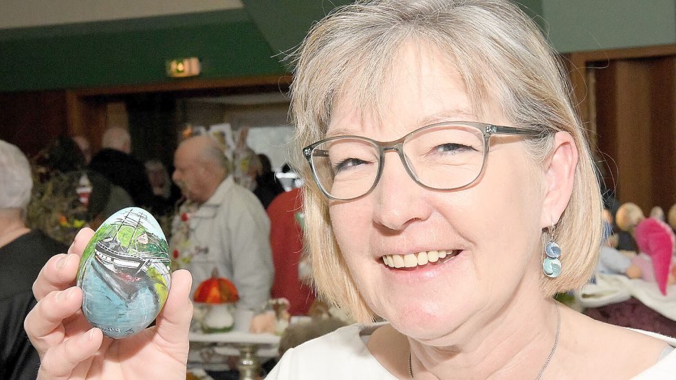 Monika Reuß aus Friedeburg erfreut sich daran, auf ihren Eiern Urlaubseindrücke zu verarbeiten. Foto: Melchert Stromann