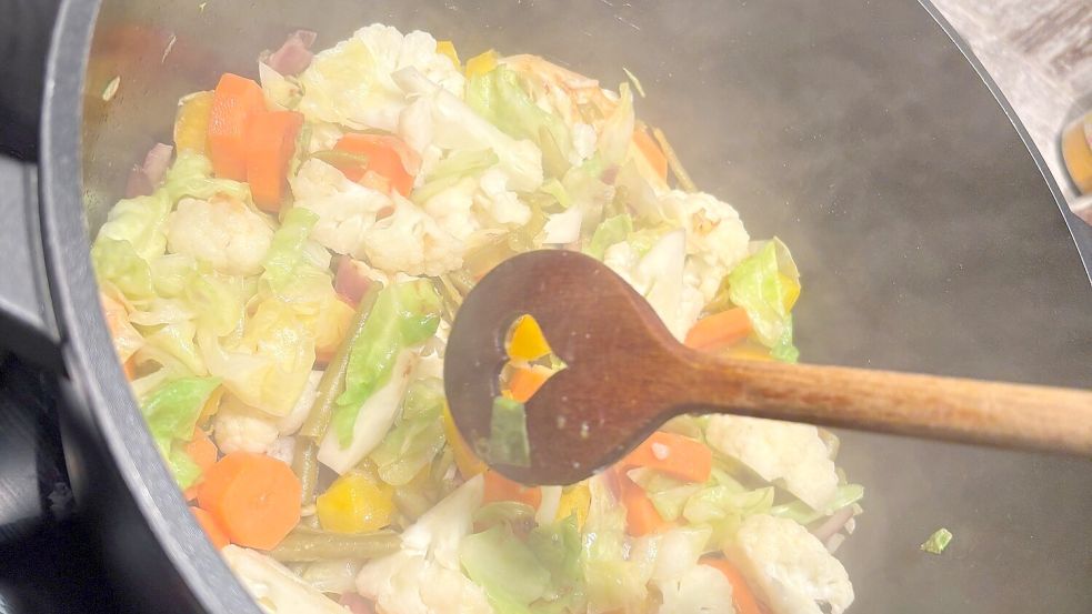 Das Gemüse köchelt auf dem Herd. Allerdings nicht lange. Foto: Leonhard