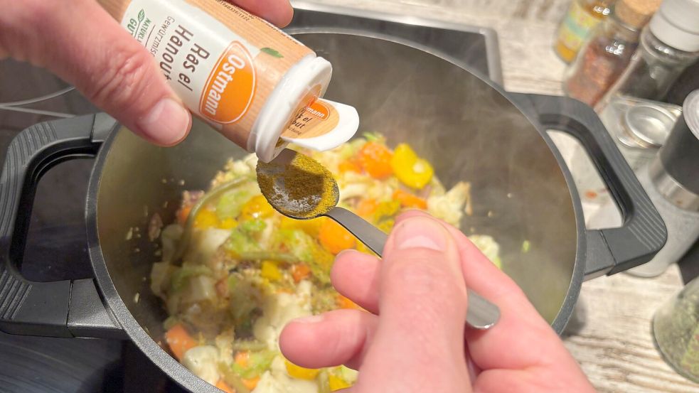Mit Ras el-Hanout wird gewürzt. Die Gewürzmischung enthält unter anderem Muskatnuss, Ingwer, Kardamom, Kreuzkümmel und Koriandersaat. Passt super zum Gemüse. Foto: Leonhard