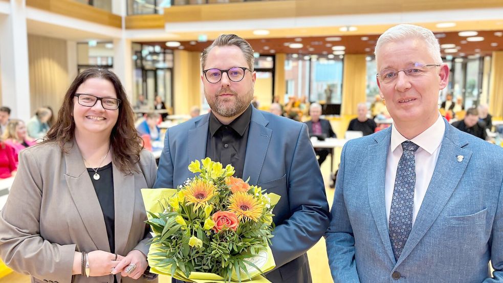 Jörn Reich (Mitte) wird der neue Baudezernent beim Landkreis Leer. Er wurde von der Kreistagsvorsitzenden Anja Troff-Schaffarzyk und Landrat Matthias Groote begrüßt. Foto: Karin Lüppen