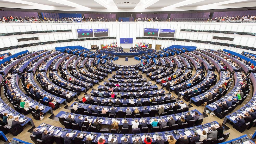 Abstimmungen mit rechten Mehrheiten gab es im Europäischen Parlament zuletzt häufiger - die Intensität der Zusammenarbeit der EVP mit Rechtsaußen-Fraktionen war bislang aber nicht bekannt. (Archivbild) Foto: Philipp von Ditfurth/dpa