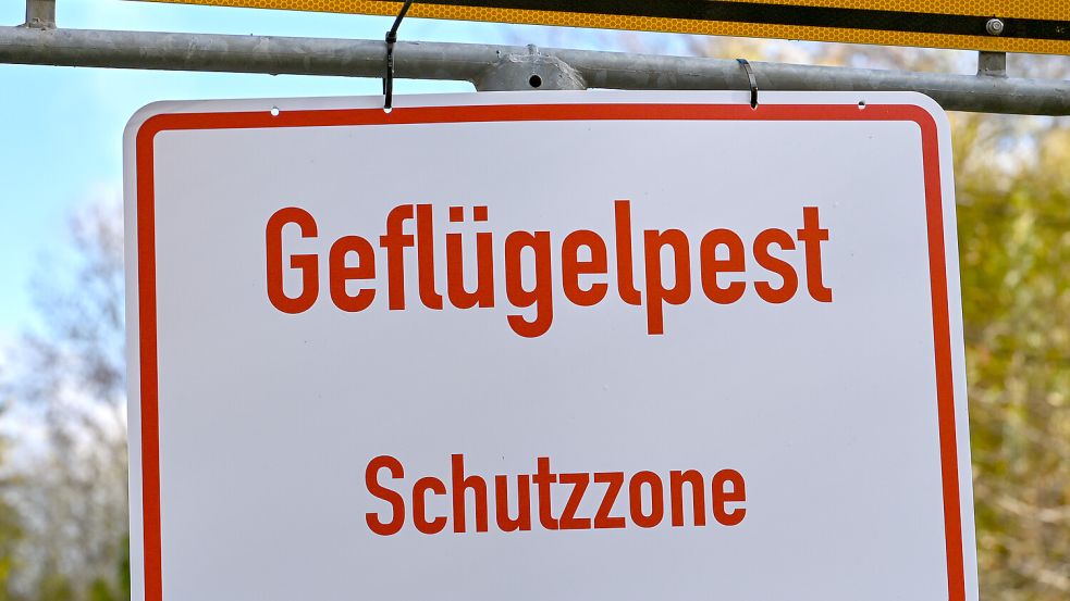 Ein Schild mit der Aufschrift „Geflügelpest Schutzzone“. Symbolfoto: Patrick Pleul/dpa-Zentralbild/dpa