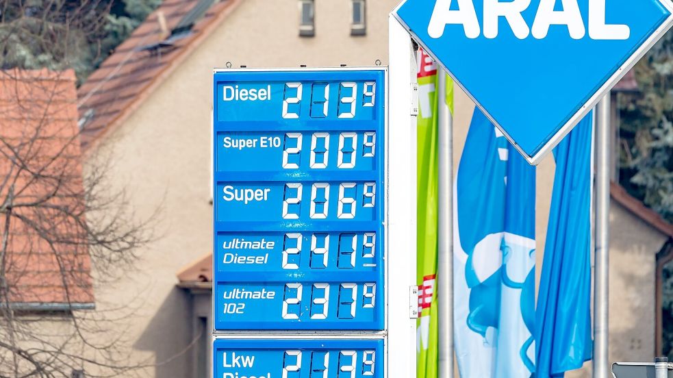 Die Spritpreise pendeln sich langsam auf einem sehr viel höherem Niveau als vor Kriegsbeginn ein. (Archivbild) Foto: Frank Hammerschmidt